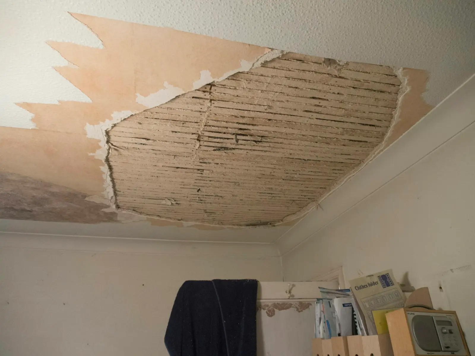 Geöffnete Decke nach einem Wasserschaden